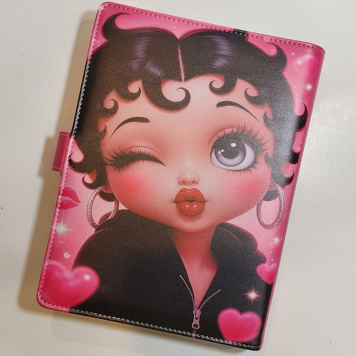 Betty Wink Kiss - A5 Binder