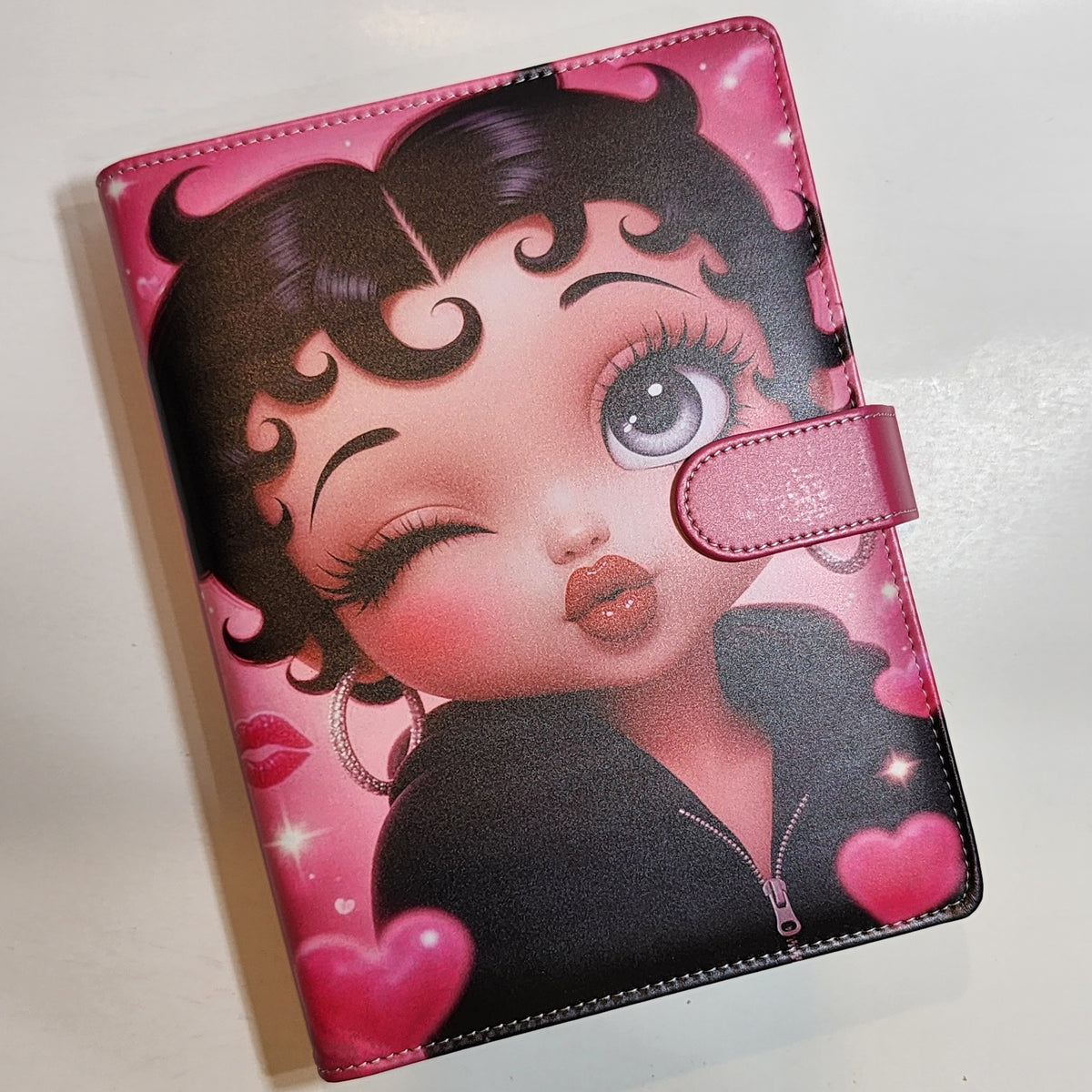 Betty Wink Kiss - A5 Binder